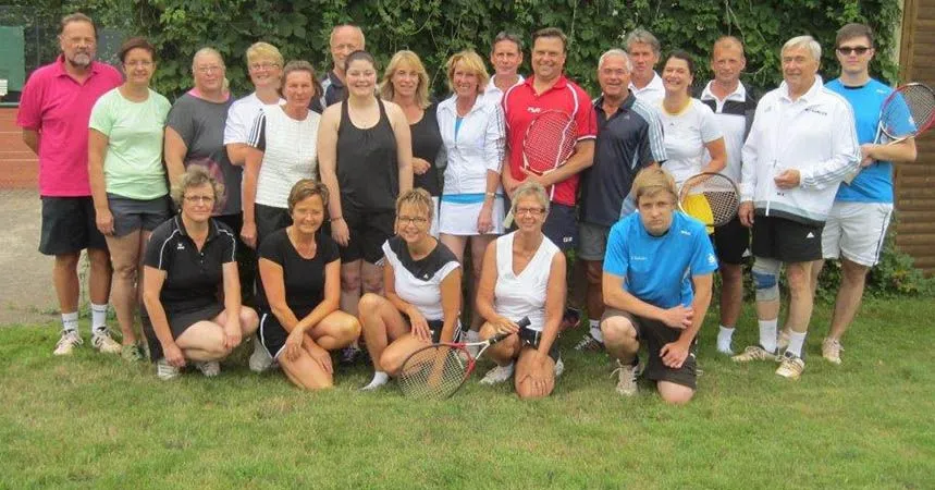 Die Teilnehmenden des Sommerturniers auf der Wiese neben den Plätzen