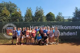 Alle Teilnehmenden vor dem Banner „Herzlich Willkommen in Rahden“