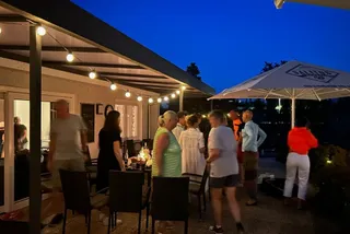 Der Abend auf der beleuchteten Terrasse des Vereinsheims