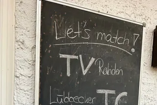 Tafel mit der Aufstellung der drei Vereine unter der Überschrift „Let’s match!“