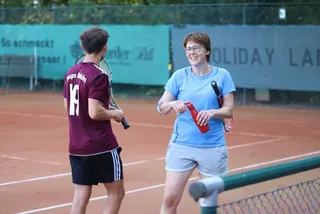 Zwei Spielende klatschen sich am Netz ab