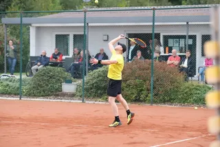 Ein Spieler im gelben Trikot beim Vorhandschlag