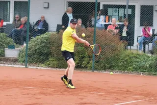 Ein Spieler holt zur Rückhand aus