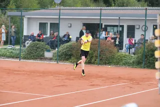 Ein Spieler wartet an der Grundlinie auf den Ball