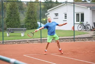 Ein Spieler streckt sich nach dem Ball
