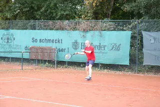 Ein Spieler an der Werbebande spielt den Ball