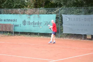 Der weite Sandplatz mit einem einzelnen Spieler