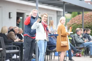 Mitglieder mit Getränken auf der Terrasse des Vereinsheims