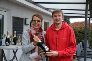 Siegerehrung mit Sektflasche vor dem Vereinsheim