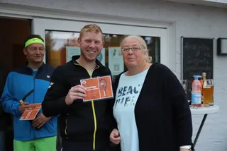 Preisübergabe an ein Mitglied vor dem Vereinsheim