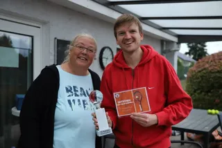 Zwei Mitglieder mit Urkunde und Preis