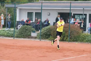 Ein Spieler im gelben Trikot läuft zum Ball