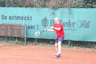 Ein Spieler spielt den Ball vor der Werbebande