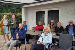 Mitglieder in der Sitzgruppe auf der Terrasse