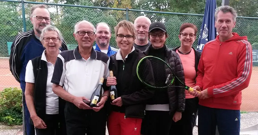 Mitglieder beim Abspielen zum Saisonabschluss auf dem Platz