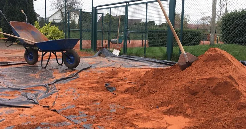 Sandhaufen, Schubkarre und Schaufel bei der Aufbereitung der Plätze