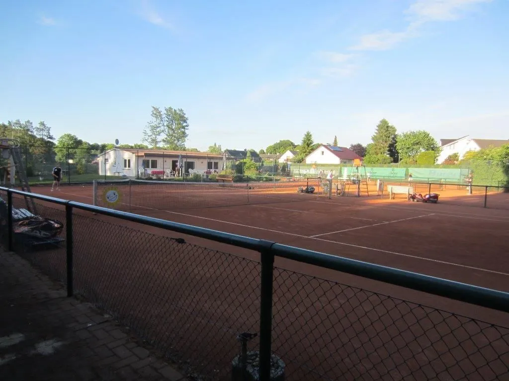 Blick über die Sandplätze auf das Vereinsheim