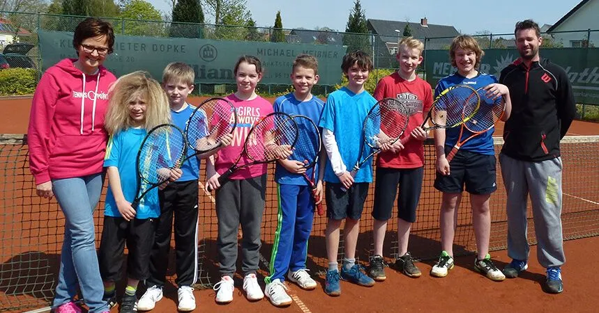 Die Jugendmannschaften mit ihrem Trainer zum Start der Sommersaison