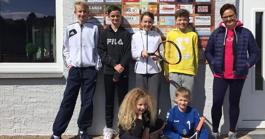 Kinder und Jugendliche mit Schlägern vor dem Vereinsheim