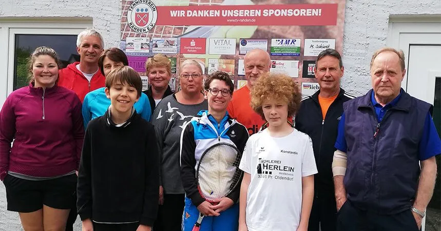Mitglieder zum Saisonstart vor der Sponsorenwand