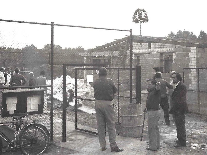 Schwarzweißaufnahme vom Bau des Clubhauses 1973