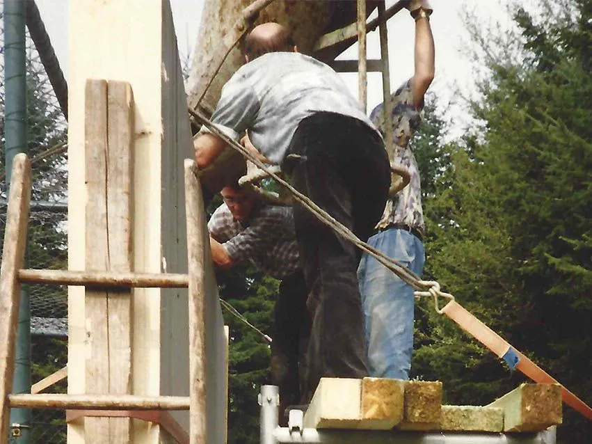 Schwarzweißaufnahme vom Bau des Geräteraums mit Trainingswand 1993