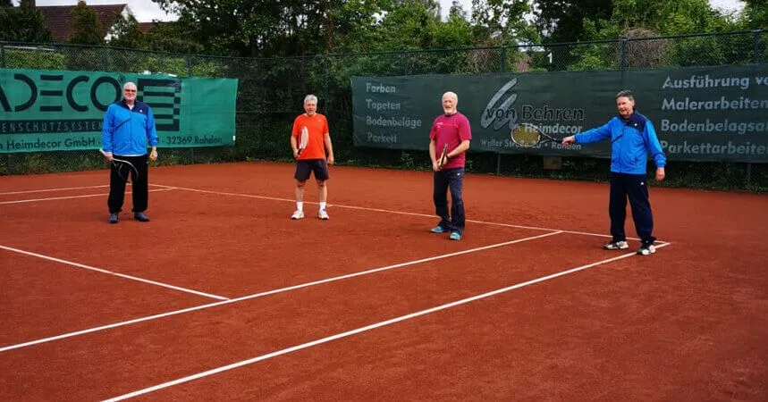 Vier Spieler beim Doppel auf dem Sandplatz