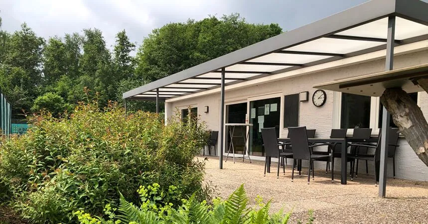 Das Vereinsheim mit seiner überdachten Terrasse