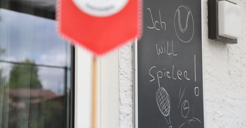 Eine Tafel am Vereinsheim mit dem Schriftzug „Ich will spielen“