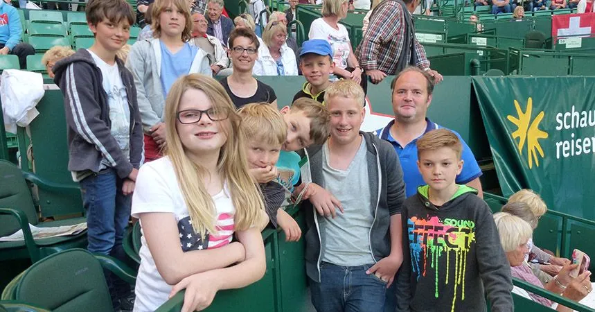 Kinder und Jugendliche des Vereins an der Bande beim Children’s Day in Halle