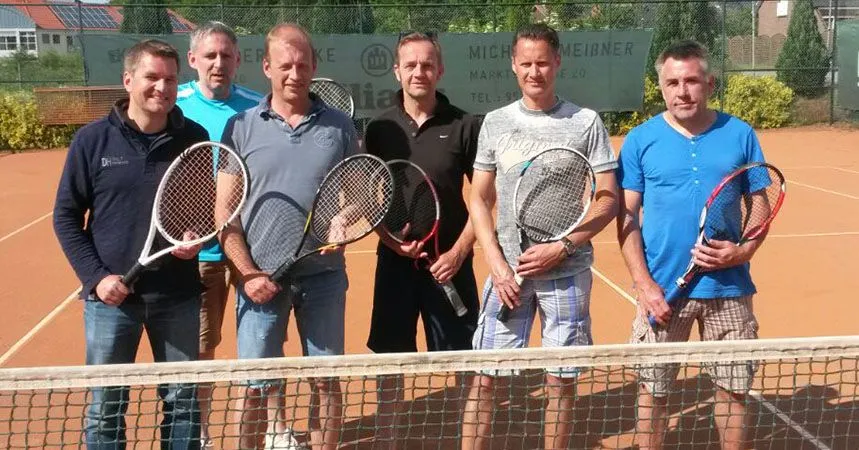 Die Herren 40 mit ihren Schlägern am Netz