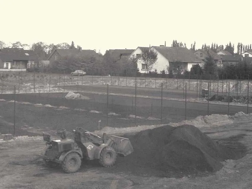 Schwarzweißaufnahme der Baustelle Am Hopfengarten 1973 mit Baumaschine
