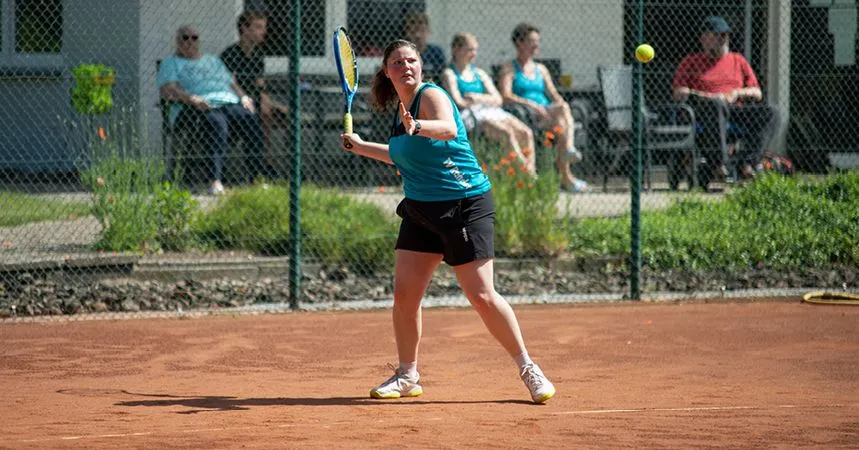 Eine Spielerin der 1. Damen im Ballwechsel