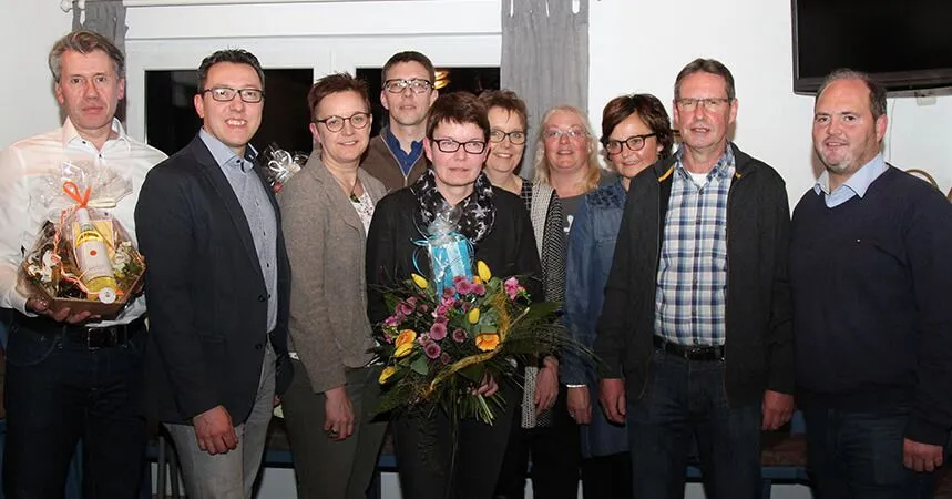 Der neue Vorstand nach der Jahreshauptversammlung mit Blumen und Präsenten