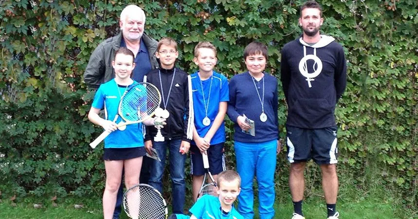 Die U-12-Mannschaft mit ihren Medaillen neben zwei Trainern