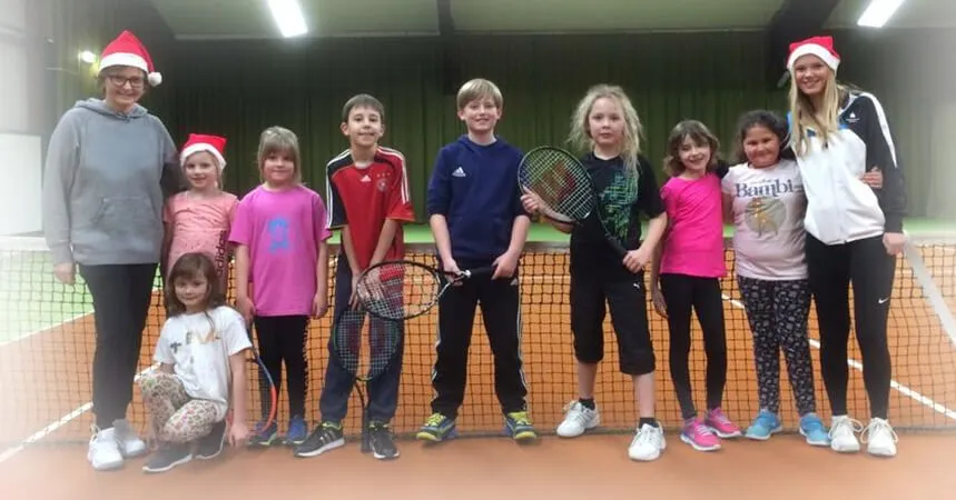 Kinder mit Nikolausmützen beim Spaß-Tennis in der Halle