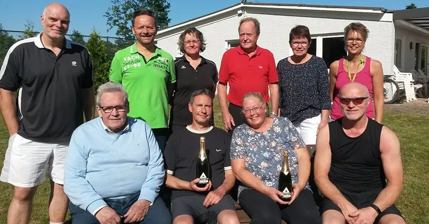 Die Turniergruppe vor dem Vereinsheim, in der Mitte das gekrönte Regentenpaar