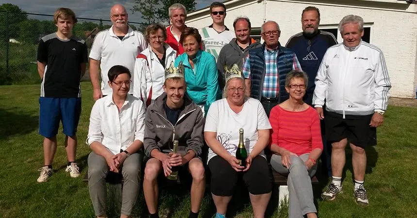 Die Turniergruppe des Pfingstturniers, in der Mitte das gekrönte Regentenpaar