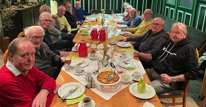 Die Senioren an der langen Tafel beim Pickert-Essen
