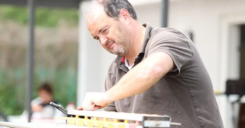 Ein Vereinsmitglied stellt die Technik für den Spielbetrieb ein