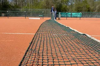 Blick am Netz entlang über den frisch hergerichteten Platz