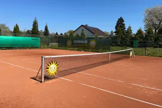 Der Sandplatz mit Netz und Vereinssonne vor dem Saisonstart