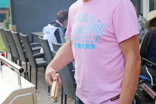 Ein Mitglied am Grill vor dem Vereinsheim