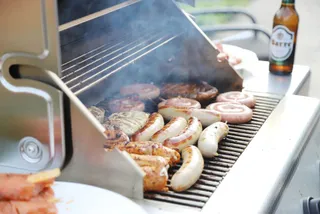 Würstchen und Steaks auf dem Grill