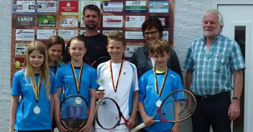 Siegerehrung der U 12: Kinder mit Medaillen zwischen zwei Vereinsvertretern