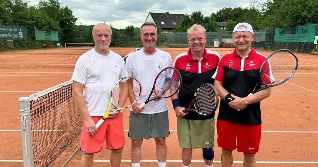 Vier Spieler der Herren 60 mit ihren Schlägern am Netz