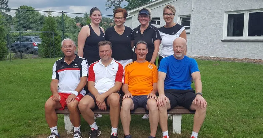 Teilnehmende des Sommerturniers auf der Bank vor dem Vereinsheim