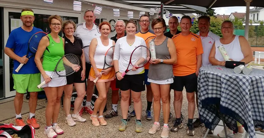 Teilnehmende des Sommerturniers unter dem Pavillon