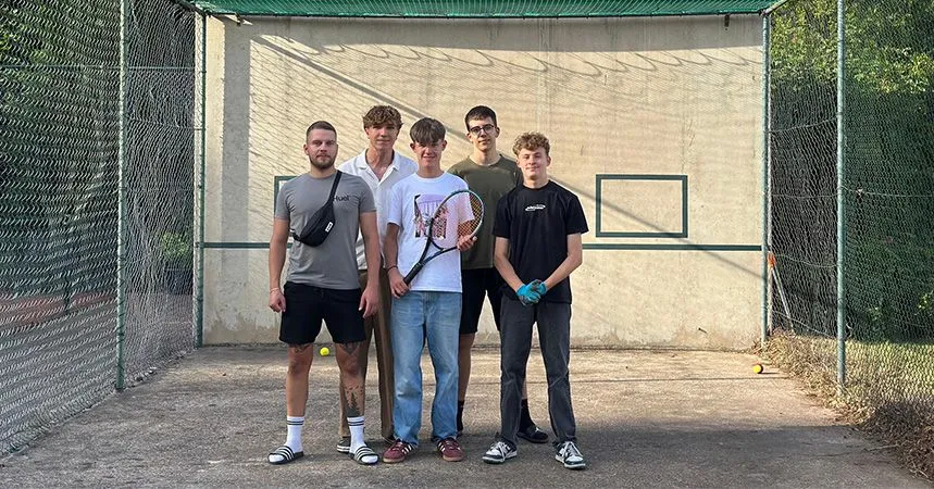 Fünf Spieler des Herrenteams 2 vor der neu hergerichteten Trainingswand